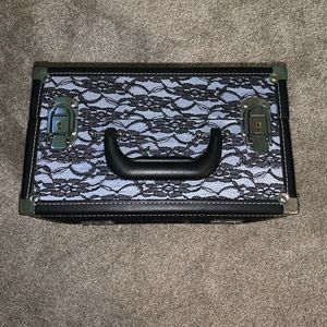 CABOODLES TRAIN CASE